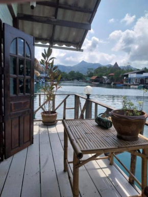 Jonnie's Riverside Resort
